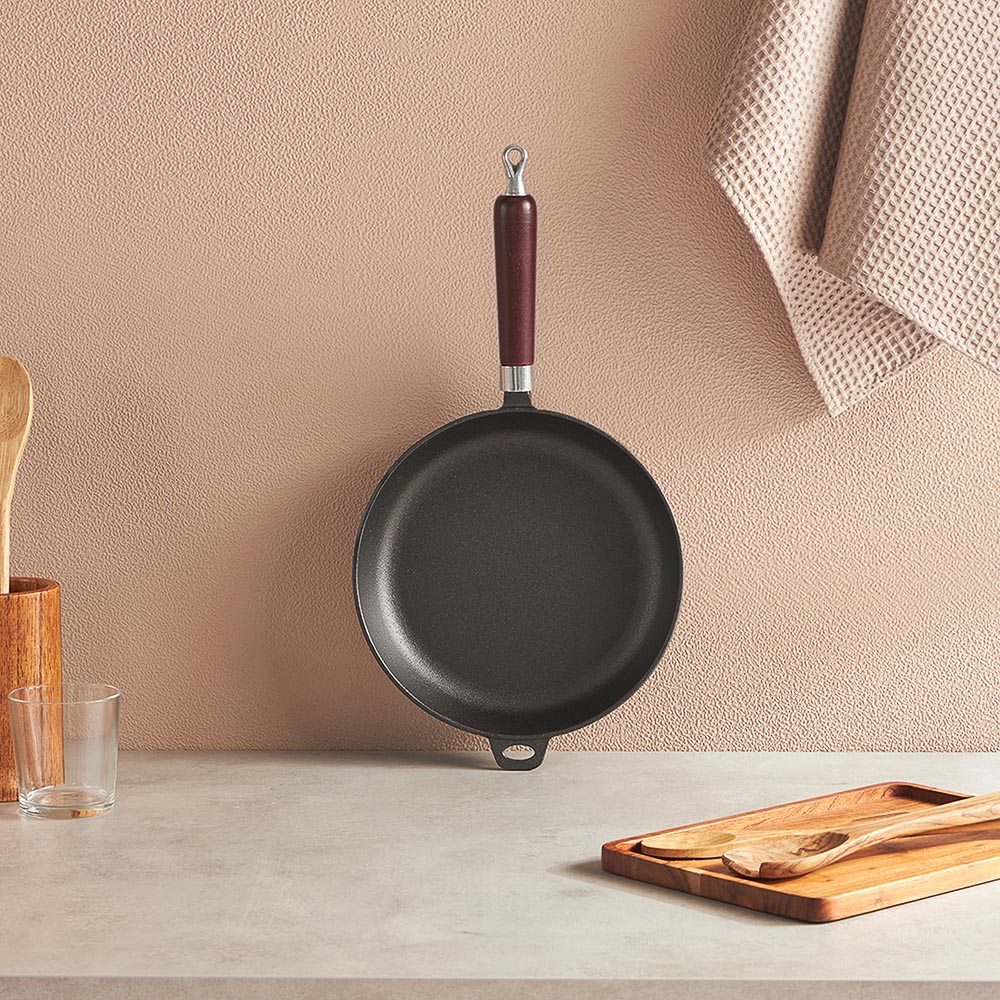 VETTA Сковорода чугун, d24х5см, деревянная ручка, индукция, арт.№ 808-006