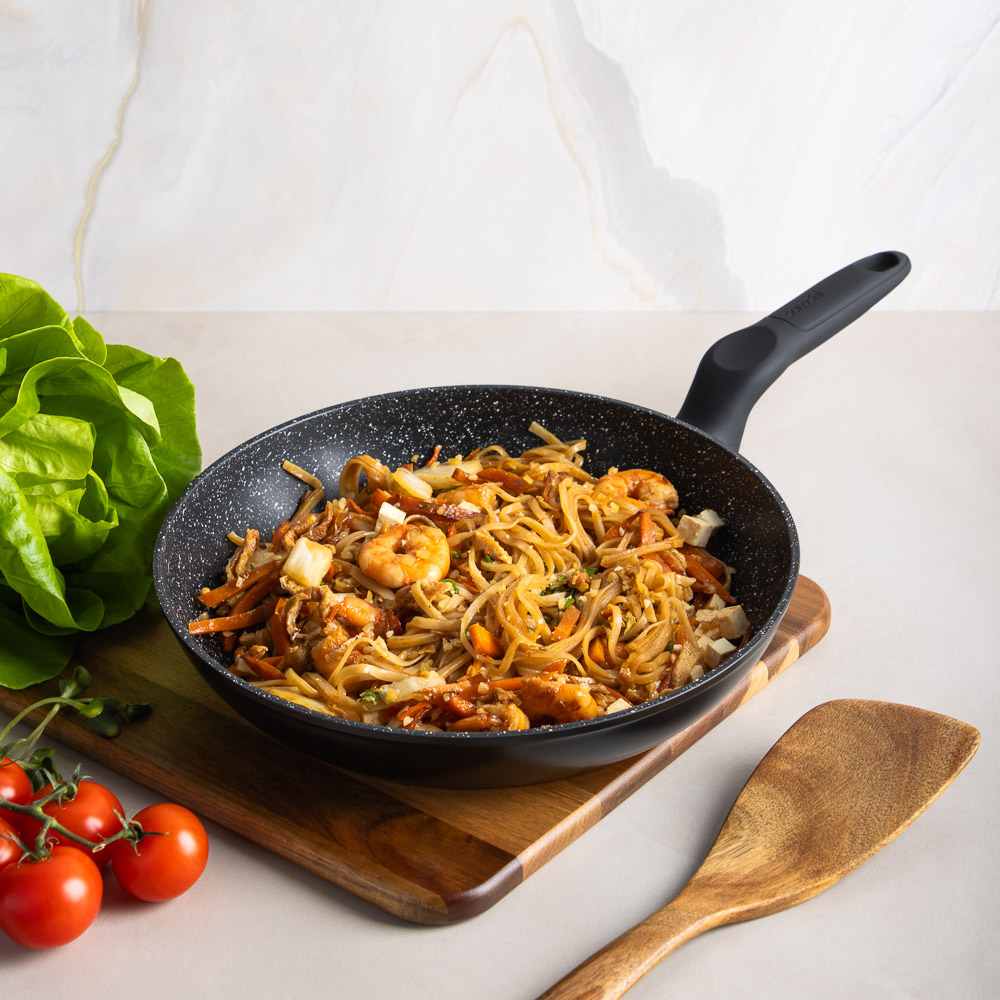 SATOSHI Стоун Сковорода литая с крышкой d28см, антипригарное покрытие мрамор, индукция, арт.№ 846-677