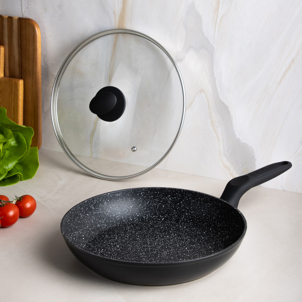 SATOSHI Стоун Сковорода литая с крышкой d28см, антипригарное покрытие мрамор, индукция, арт.№ 846-677