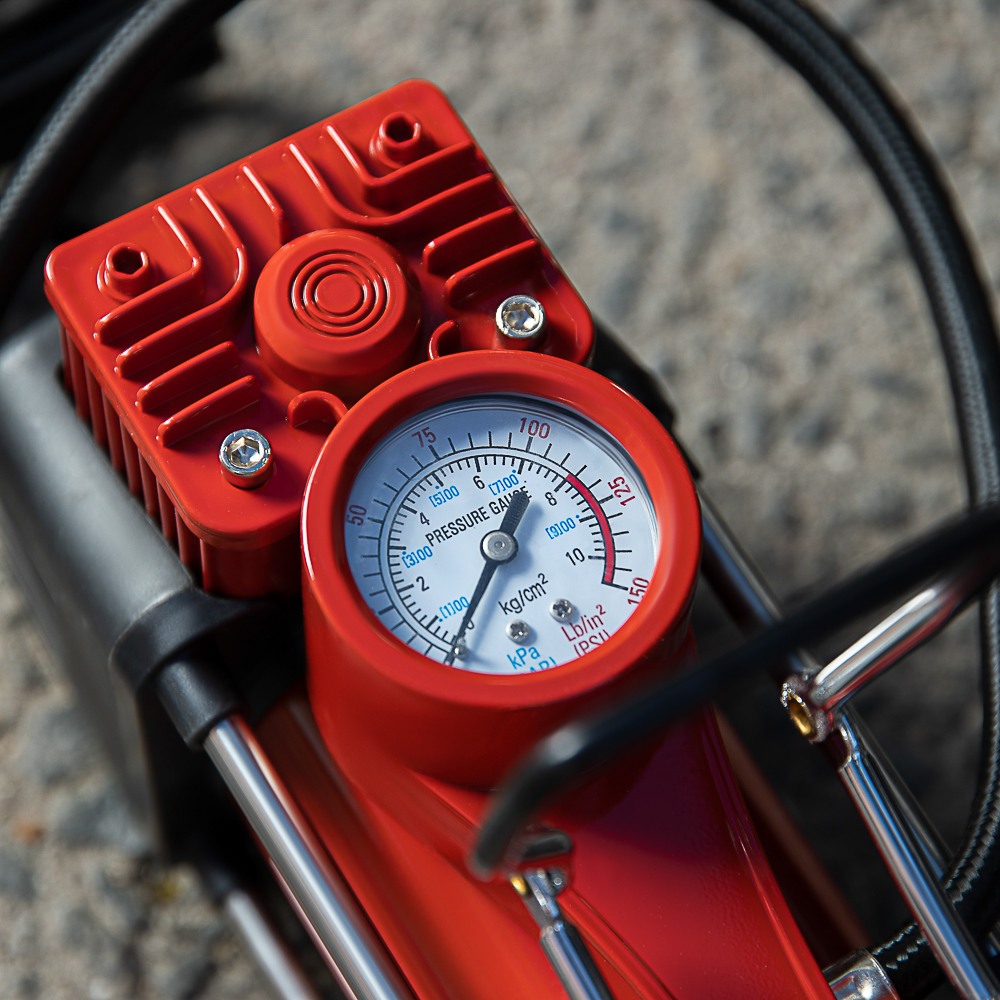 ЕРМАК Набор 12 предметов с 2-х поршневым компрессором 12В, 60л/мин, 180Вт, арт.№ 713-111