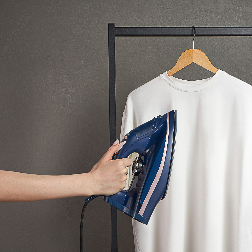 LEBEN Утюг с отпаривателем и разбрызгивателем, 2200Вт, бак для воды 270 мл, кер.подошва, 220-240В, арт.№ 249-045