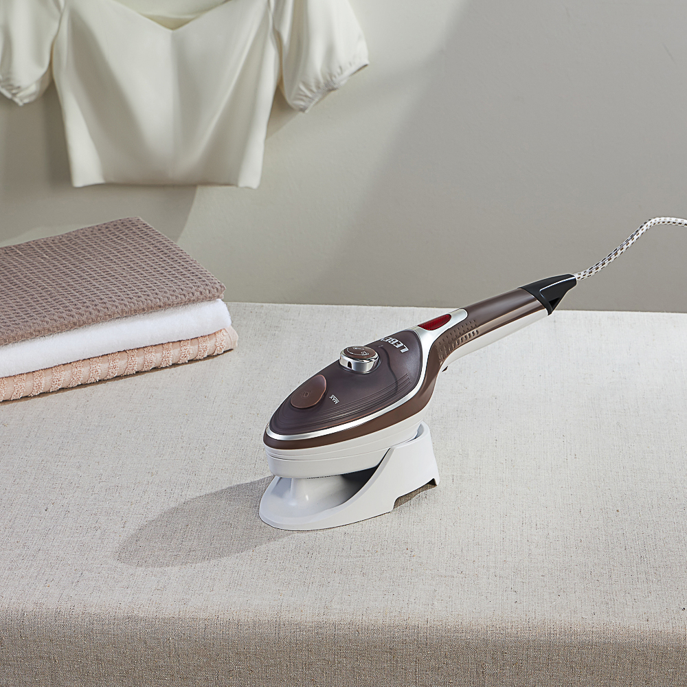 LEBEN Щётка-отпариватель-утюг 1000Вт, тефл. покрыт, терморегулятор, резевр. 100мл, пар 15гр.мин., арт.№ 249-004