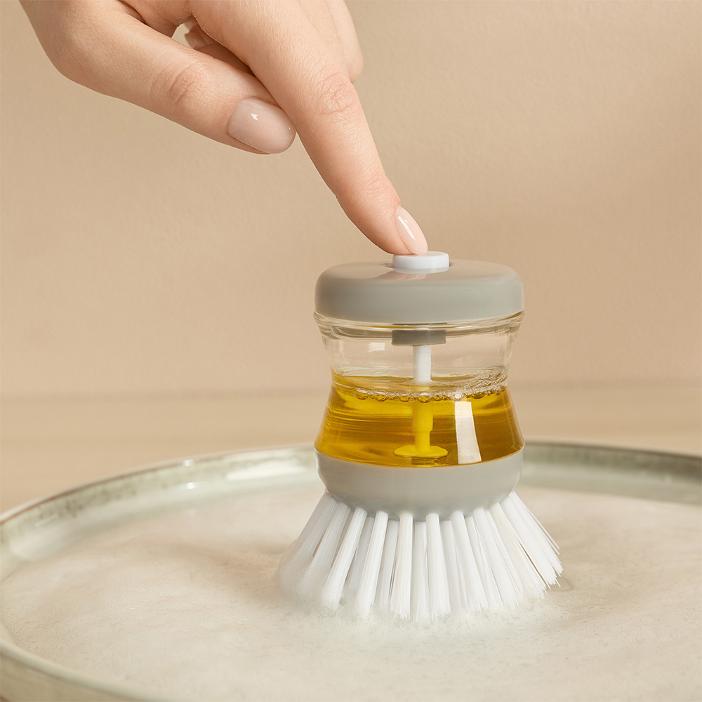 Щетка для посуды с дозатором тм VETTA, 8см, пластик, цвет серый, арт.№ 441-010