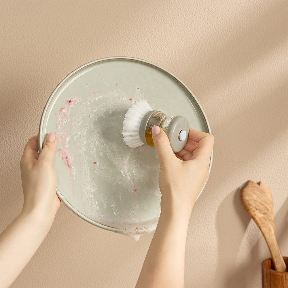 Щетка для посуды с дозатором тм VETTA, 8см, пластик, цвет серый, арт.№ 441-010