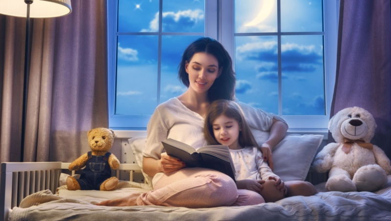 Зачем читать сказки детям на ночь: с какого возраста начать и как это правильно делать