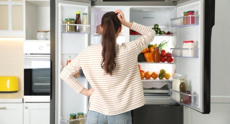 Как отмыть холодильник и удалить неприятный запах?