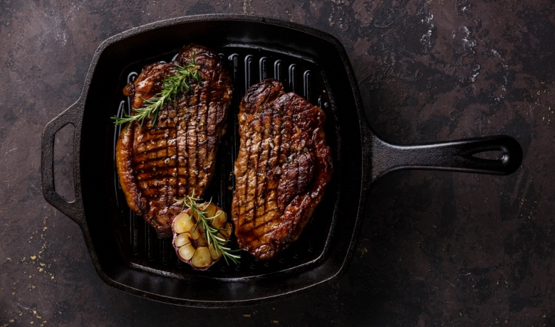 Почему чугунные сковороды лучше всего подходят для обжаривания мяса?