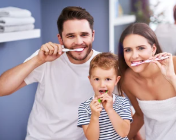 Правильно чистить зубы до или после завтрака?