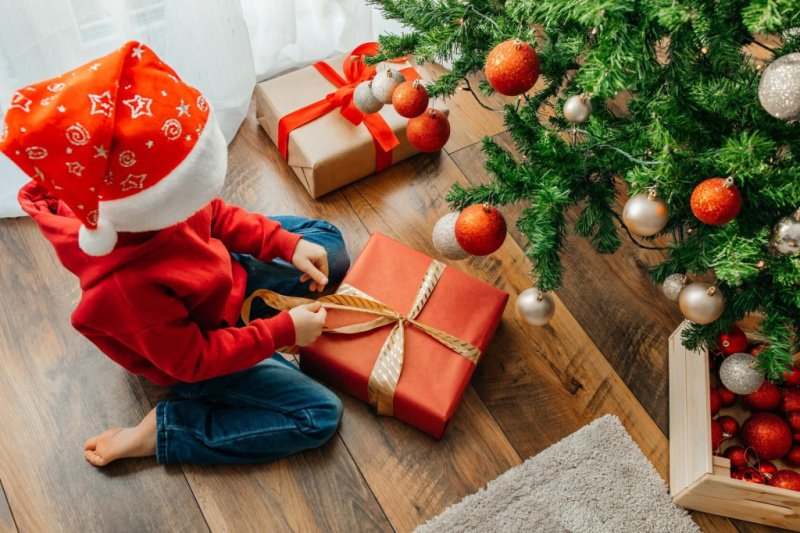 Новогодние подарки для всей семьи: что подарить и как выбрать